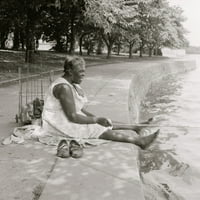 Афроамериканска жена, седнала на земята, риболов, в басейна на приливите, Вашингтон, D.C.
