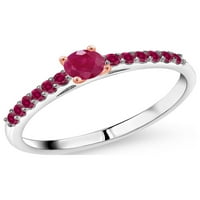 Gem Stone King 0. CT Round Red Ruby Red създаде Ruby Silver и 10K Rose Gold Ring